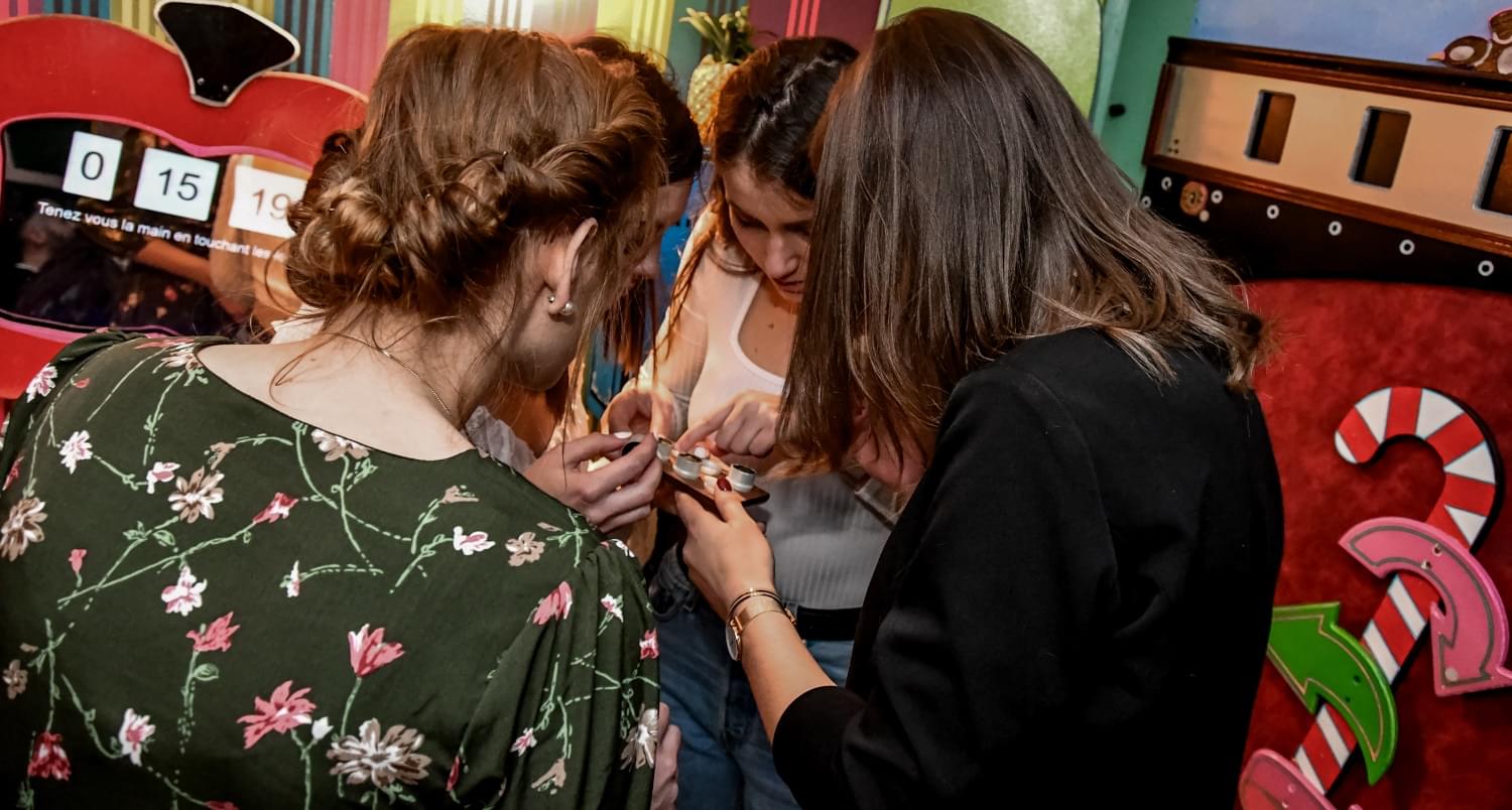 image de
                            joueurs d'escape game dans la jungleà Défi01.